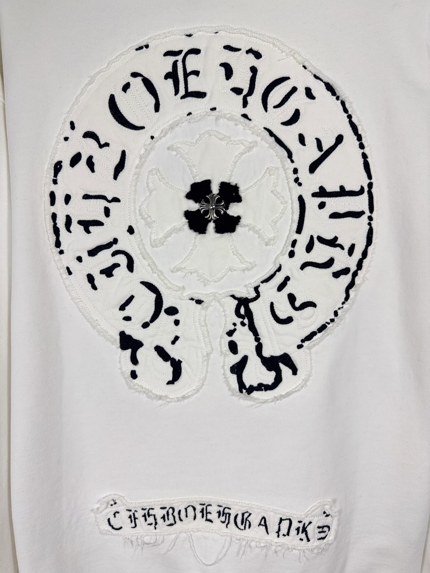 P260 top version, real shot without P, ​​different from market currency) 𝗖𝗵𝗿𝗼𝗺𝗲 𝗛𝗲𝗮𝗿𝘁𝘀/Cro Heart 2025 washed patch embroidery autumn and winter new original single counter American laser burnt 3D three-dimensional color embroidered couple casual sweatshirt 👑The highest version! Customized fabric 420g tripe terry fabric! American acid-washed and distressed original fabric laser burnt ✟appliqué embroidery and exquisite embroidery of letters! The best-selling model in the counter, very comfortable to wear. Accessories: original molded and authenticated collar label➕100% silk wash label. Genuine purchase-grade original hangtag➕matching hanging rope➕3D hanging beads➕original packaging bag. Craftsmanship: The original version has consistent wiring! The highest version of the armhole matching technique! Color: White Black Size: S M L XL Style No.: 25-303